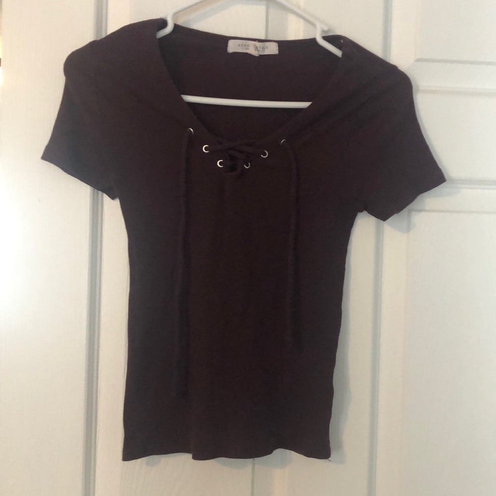 maroon cross neck t shirt.